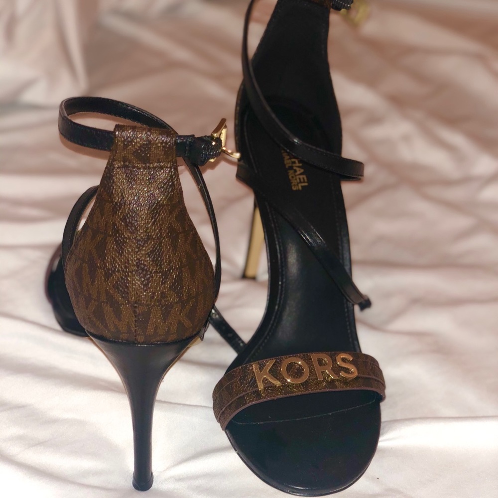 Brand new 8.5 MICHAEL KORS logo sandals